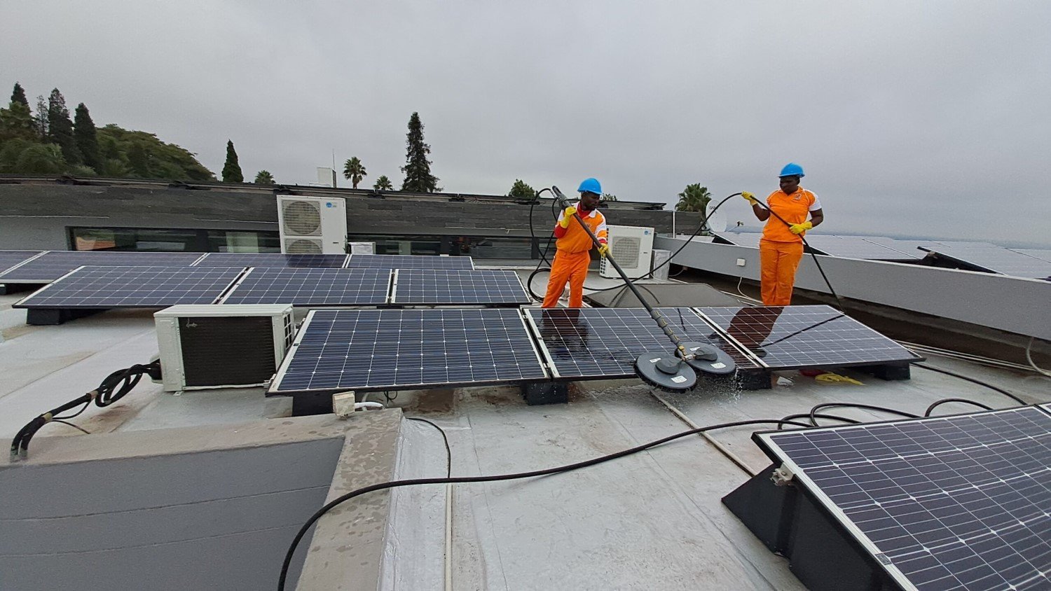solar panel cleaning services dubai by dubaiclean (1)