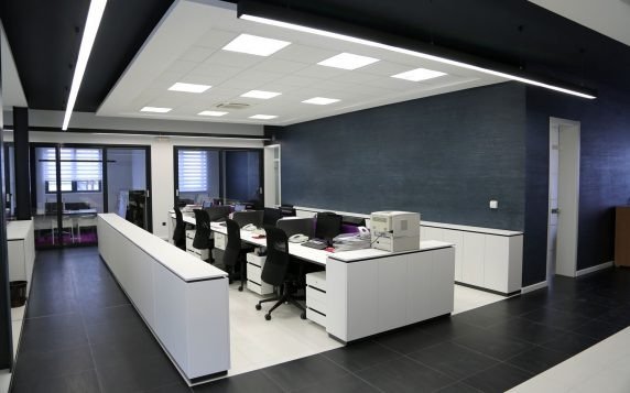office painting Dubai, commercial painting services Dubai, professional office painters, DubaiClean office painting, workspace renovation Dubai, business interior painting,