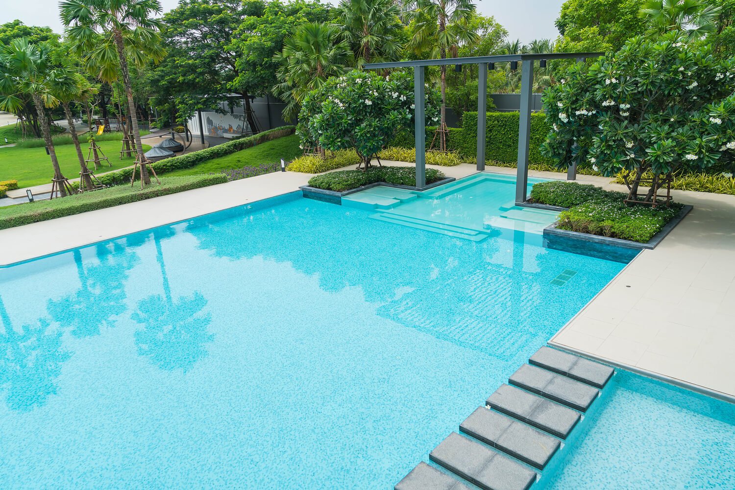 What is the Average Cost of a Pool Cleaning Service in Dubai?