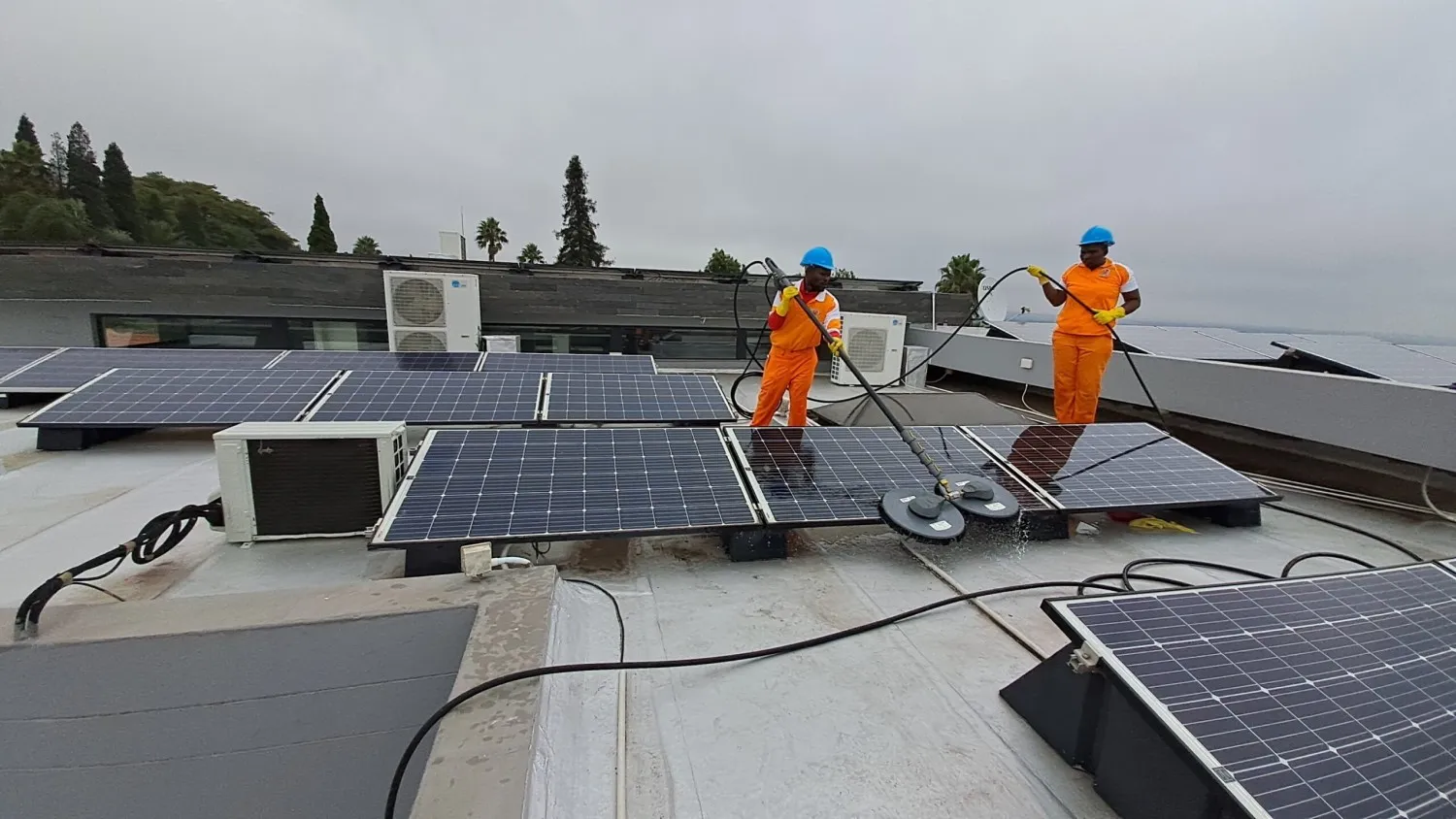 Best Solar Panel Cleaning Tools & Tips for Peak Performance